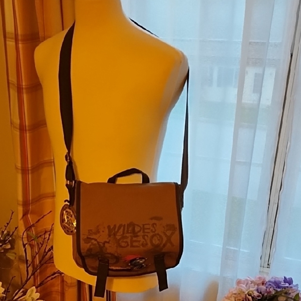 Crossbody bag featuring cartoon character Wildes Gesox